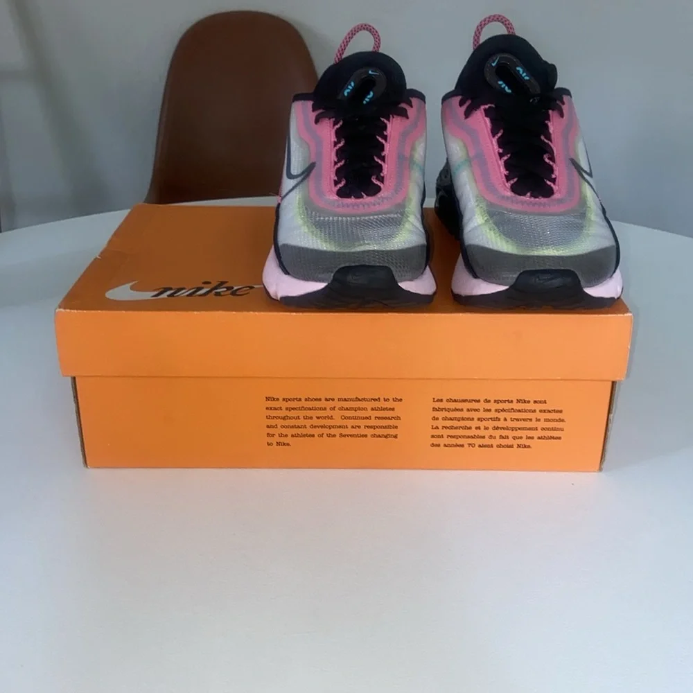 Nike Women's Sneakers in Black, Pink, and Gray - Picture 4 of 9
